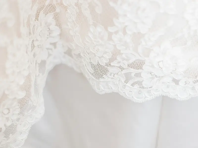 Pizzo bianco ricamato a motivi floreali
